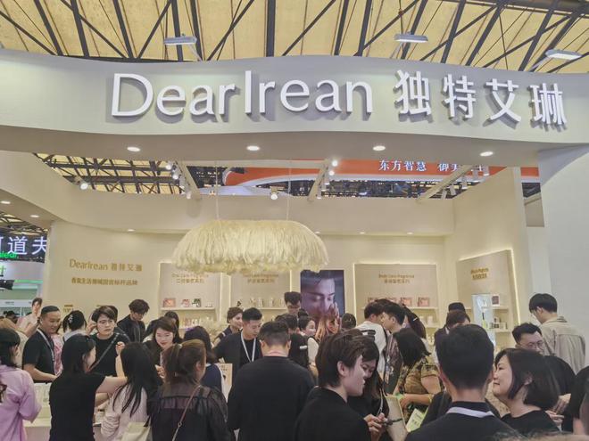 、自然堂等美妆企业亮相美博会！麻将胡了模拟器试玩【现场】家化(图2)