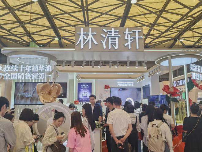 、自然堂等美妆企业亮相美博会！麻将胡了模拟器试玩【现场】家化(图17)